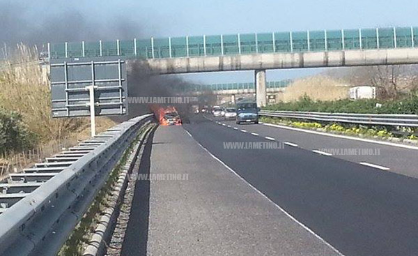 Auto in fiamme su A3 fra svincoli Falerna e Lamezia