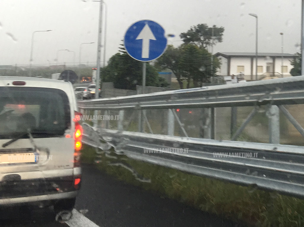 Lamezia, 43enne rimane ferita in incidente allo svincolo A3