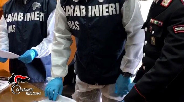 Dipendente scuola in malattia vendeva dolciumi a Seminara, denunciato 