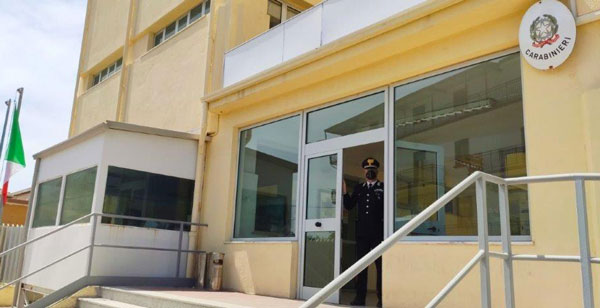 Carabinieri Crotone aiutano anziani nelle prenotazioni on line dei vaccini anti Covid-19