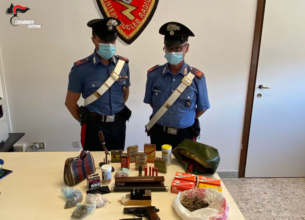 Aveva in casa pistola clandestina, arrestato 64enne a Crucoli