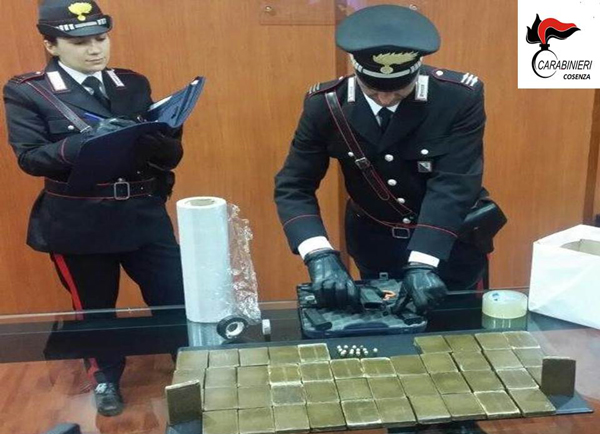 Sequestrati 5 chili di hashish e pistola clandestina, arrestato pensionato a Cosenza