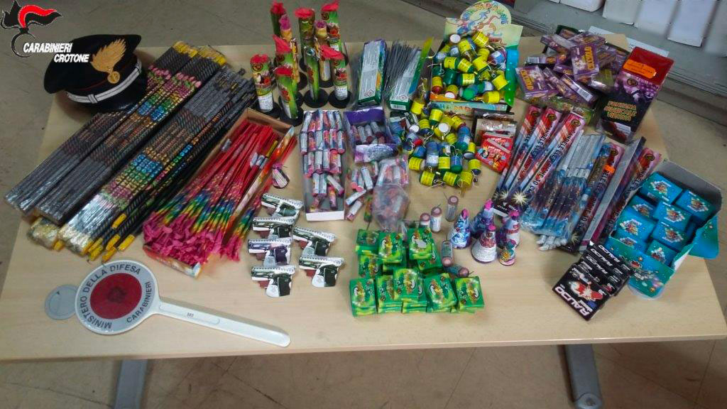 Sequestro di articoli pirotecnici a Crotone, una denuncia