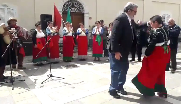 Infortunio per Emiliano ad Acquaformosa durante ballo folcloristico - VIDEO