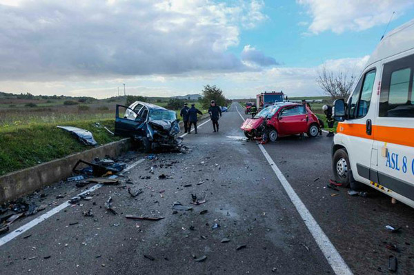 Scontro tra due auto su statale 106, morta donna