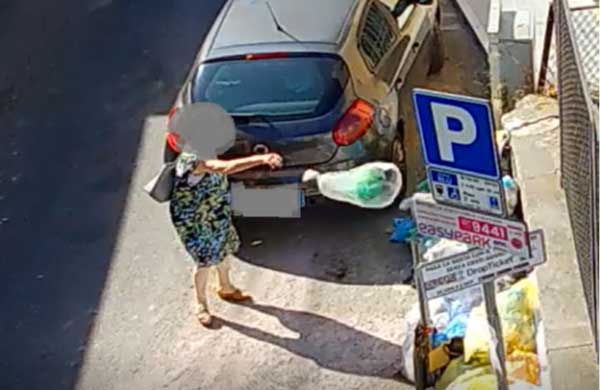 Le fototrappole incastrano i "furbetti del sacchetto" a Catanzaro
