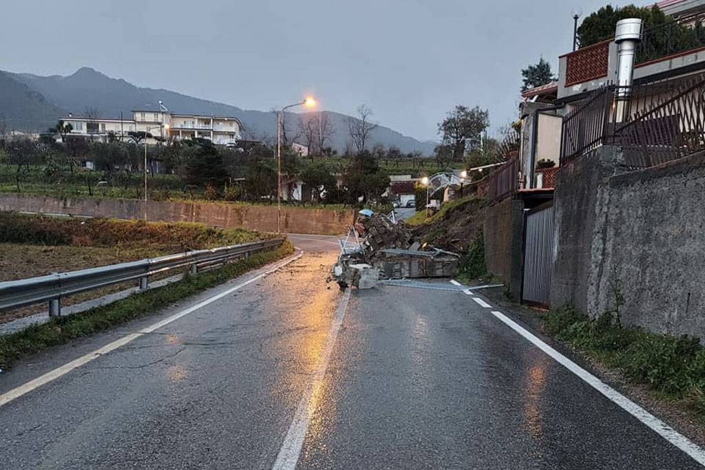 Frana muro di cinta abitazione a San Lucido, nessun ferito