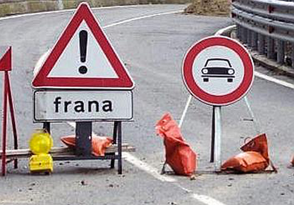 Maltempo: chiusa strada a causa di una frana a Soriano Calabro