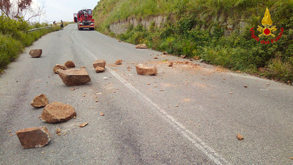 Masso si stacca da scarpata e precipita su strada a Tropea, rimosse altre pietre pericolanti
