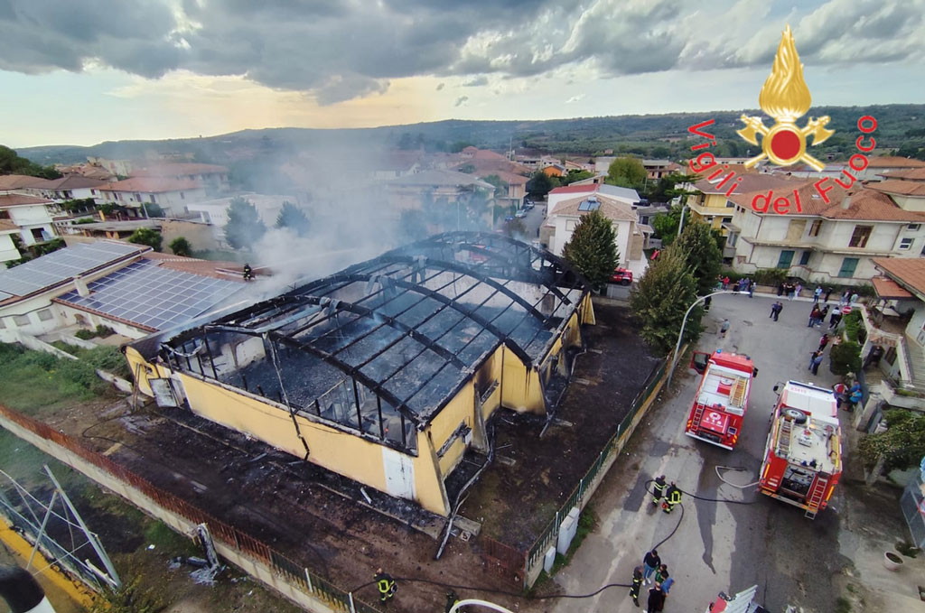 In fiamme edificio adibito a palestra nel Vibonese, indagini 