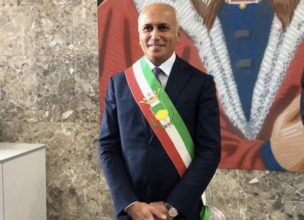 Sindaco Cosenza denuncia manomissione informazioni su sito Comune riguardo riapertura scuole