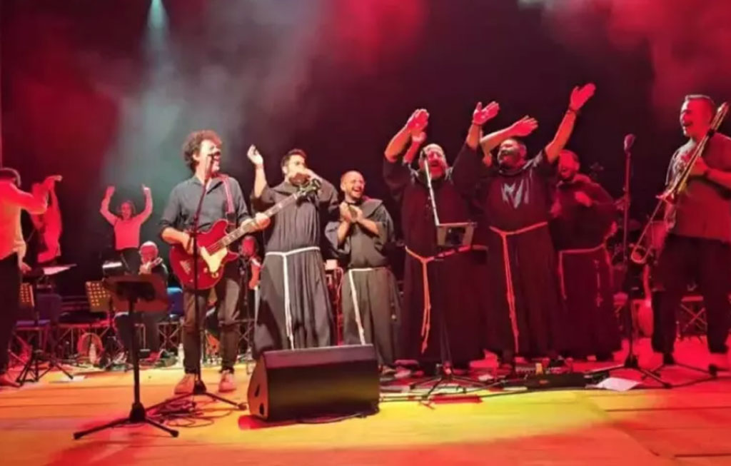 Concerto di Max Gazzé a Mesoraca, anche i frati del convento dell'Ecce Homo ballano sul palco