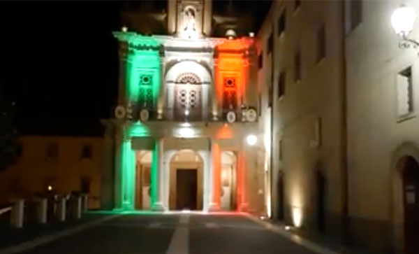 Coronavirus, frati illuminano santuario San Francesco di Paola con Tricolore