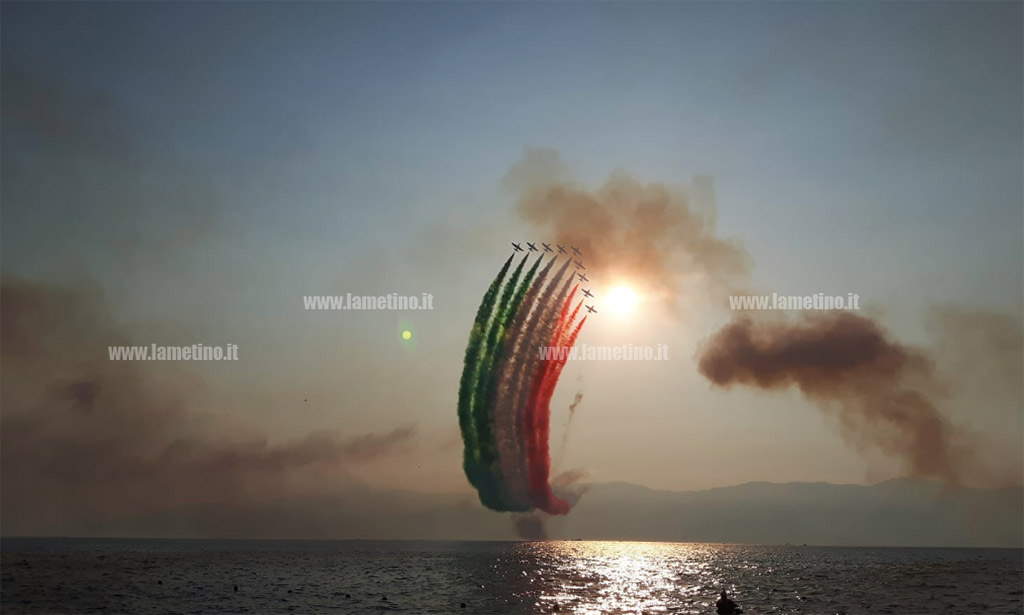 La magia delle Frecce Tricolori dipinge il cielo di Reggio Calabria 