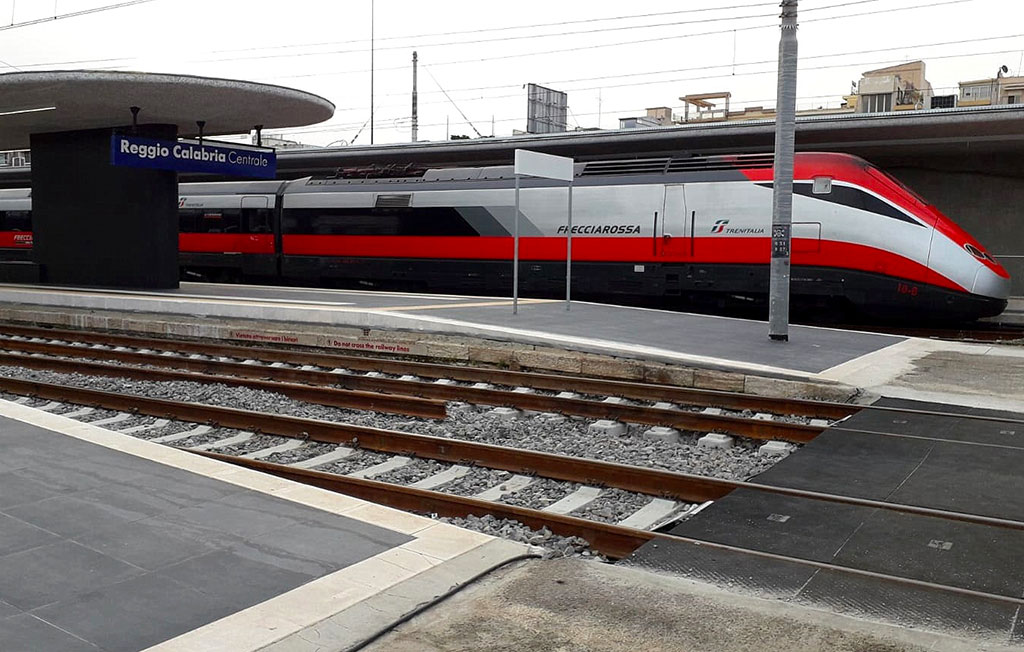 Il Debutto del Frecciarossa in Calabria nel giorno del via libera a spostamenti tra regioni: "Ci voleva il virus"