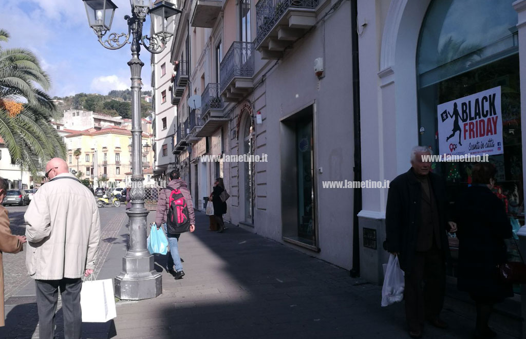 Lamezia, Black Friday: è il giorno degli sconti, partita la corsa agli acquisti