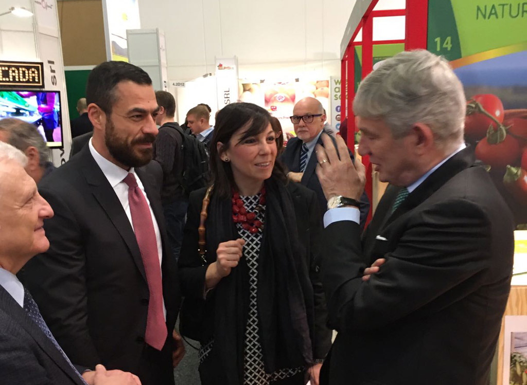  "Fruit Logistica", ambasciatore italiano in Germania visita stand regione Calabria