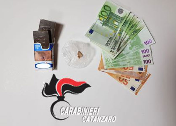 Camminava per strada con panetti di hashish ed eroina, fermato 29enne a Squillace lido