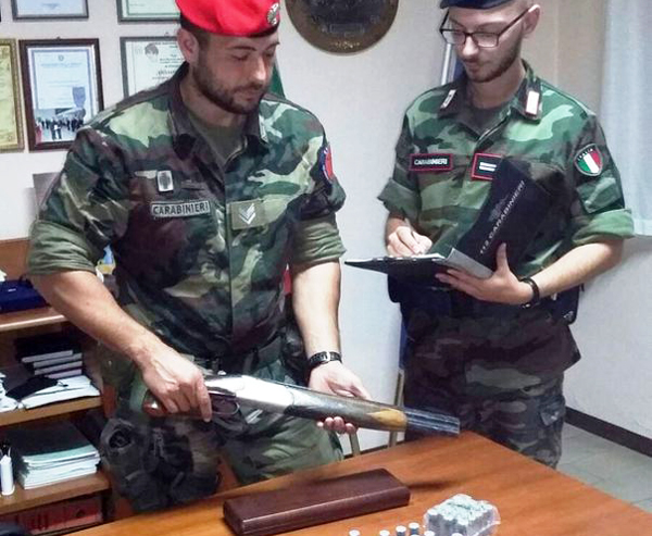 Fucile a canne mozze clandestino e munizioni in legnaia, arrestato 65enne nel reggino