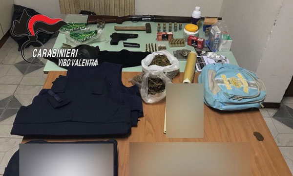 Armi e oggetti usati per rituali di affiliazione alla 'ndrangheta, arrestati fratelli nel vibonese