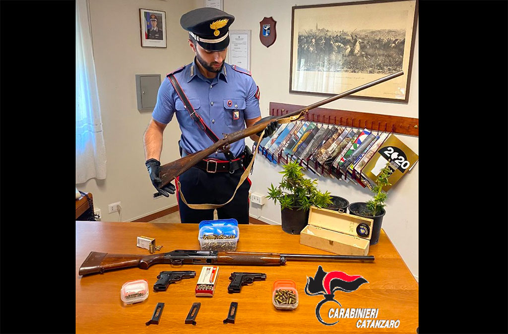 Carabinieri intervengono per lite familiare e trovano armi e marijuana in casa, arrestata 37enne a Pentone
