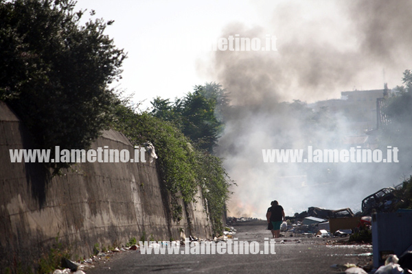 Lamezia: Ancora roghi a Scordovillo, bruciano anche copertoni