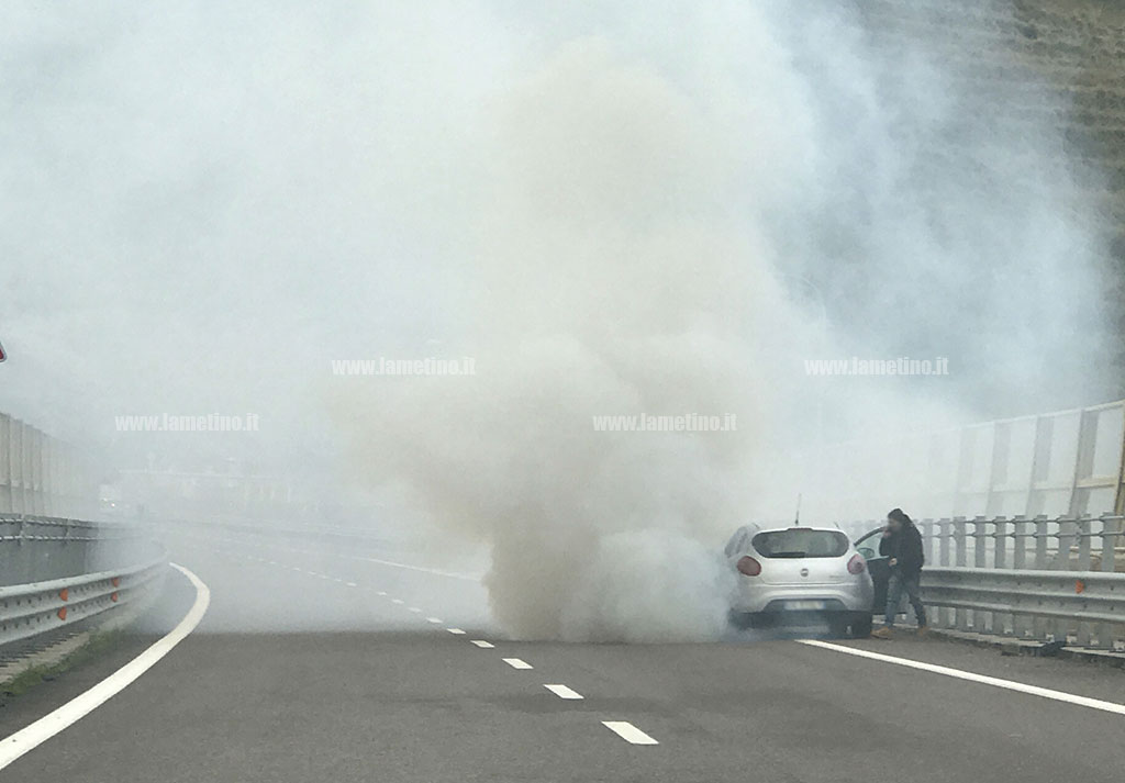 Auto in fumo su variante SS 106 – VIDEO