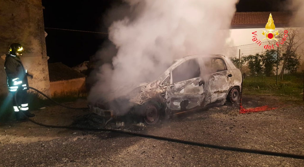 In fiamme nella notte un'auto a Guardavalle, disagi nella zona per  fumo denso e acre