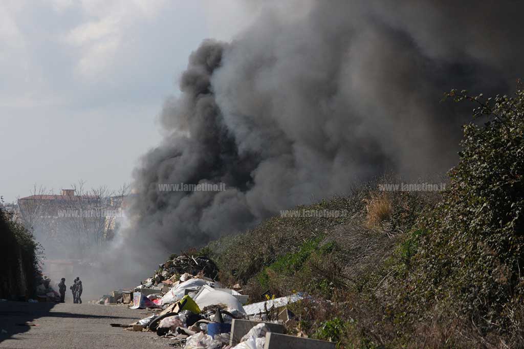 Lamezia, tornano gli incendi a Scordovillo: densa nube di fumo nero e odore acre invadono la città