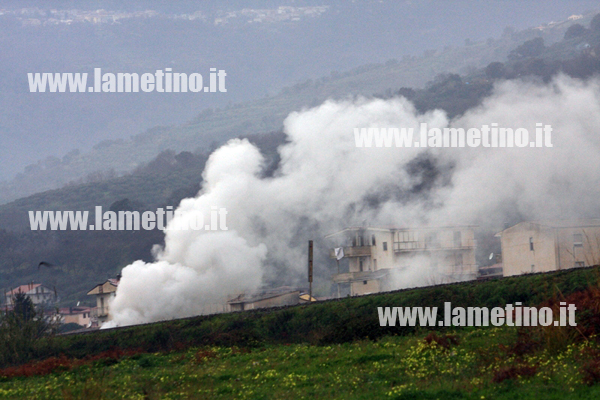 Lamezia: Continuano i fumi in località Scordovillo