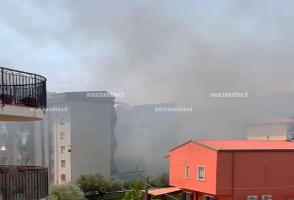Lamezia, incendio di sterpaglie e rifiuti in via Cianflone: disagi