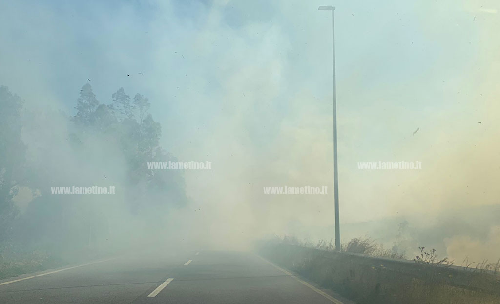 Lamezia, in fiamme sterpaglie su rettifilo Bagni: disagi alla circolazione per denso fumo 