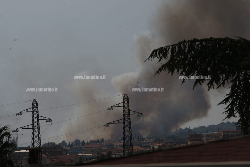 Lamezia, in fiamme sterpaglie in località Bagni: disagi per il fumo