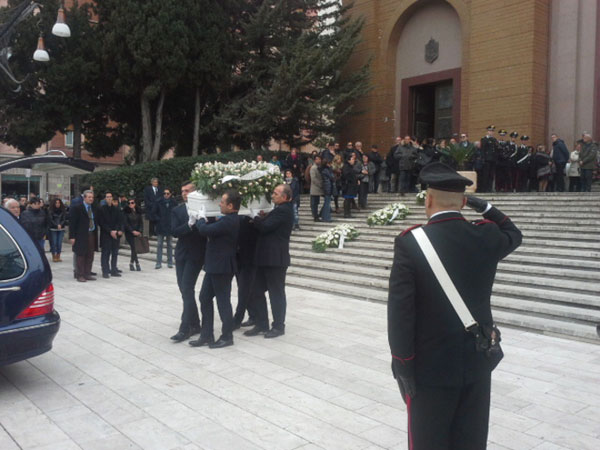 Funerali bimba uccisa a Cosenza, don Gino: un fiore sbocciato nel giardino dell'amore