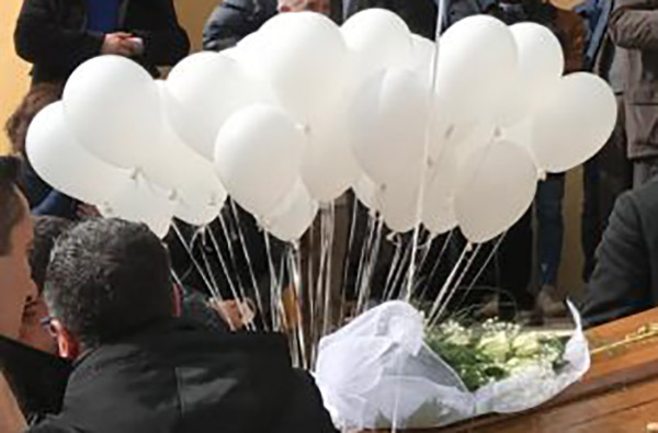 Strage familiare a Rende, il dolore di amici e parenti ai funerali della famiglia Giordano