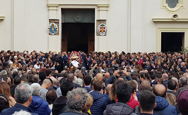 Frana a Isola Capo Rizzuto, in migliaia per l'ultimo saluto a Marrelli 