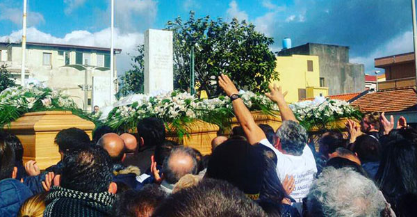 Giovani morti in incidente su A/3, in tanti ai funerali 