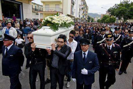 Calabria: Funerali Fabiana, ultimo saluto alla sedicenne brutalmente uccisa