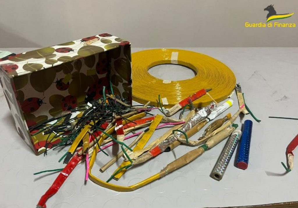 Detenzione e vendita di fuochi d’artificio illegali e pericolosi, un arresto e 4 tonnellate di materiale pirotecnico sequestrati a Cosenza