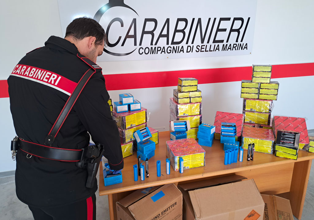 Trasportavano 46 chili di materiale pirotecnico, sequestrati fuochi per 600 euro a Sellia Marina