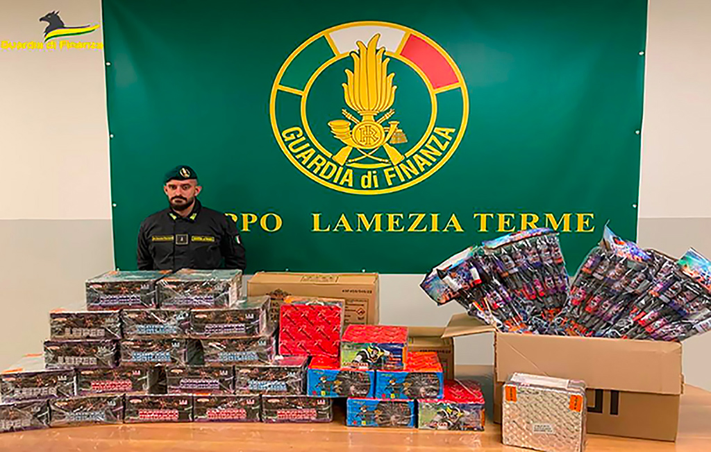 Lamezia, Guardia di Finanza sequestra 100 chili di fuochi di artificio pericolosi