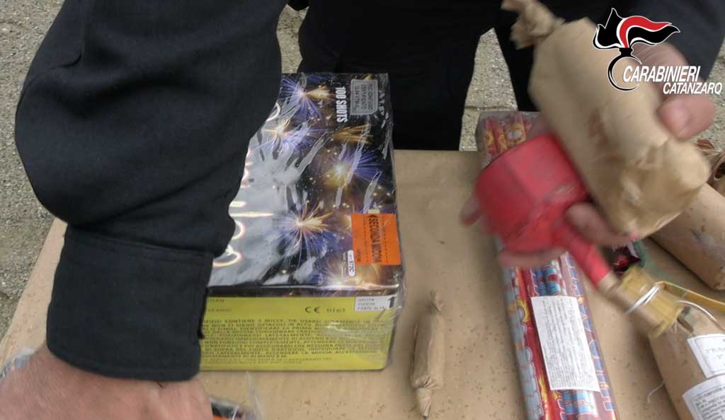 Carabinieri sequestrano 280 kg di fuochi d’artificio nel Catanzarese, un arresto e 2 denunce