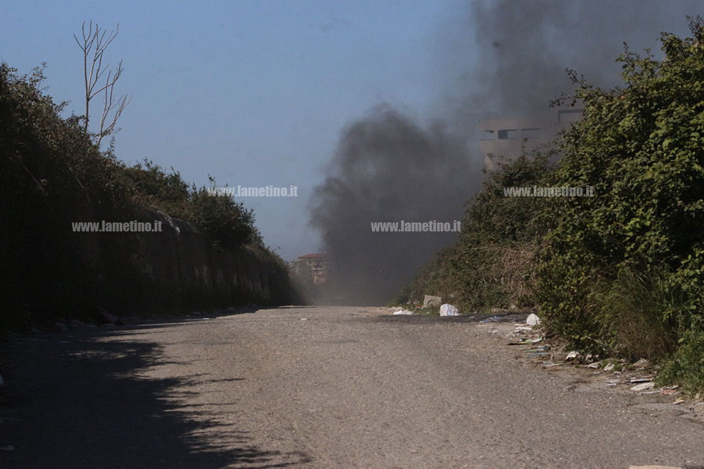Lamezia, incendio di rifiuti nel campo di Scordovillo: fumo e cattivo odore preoccupano i residenti