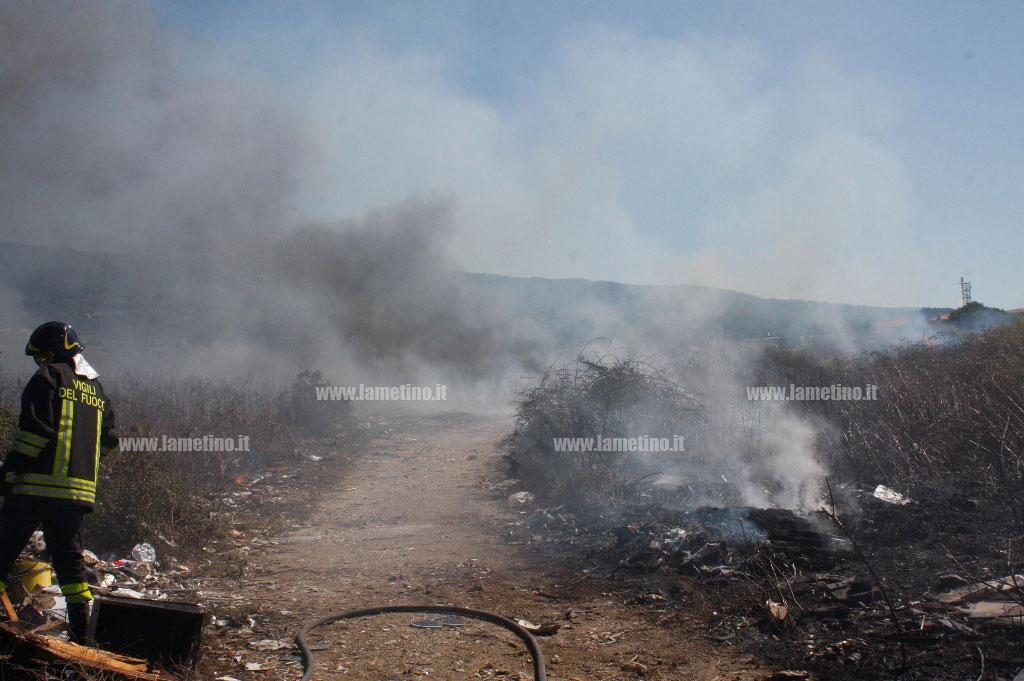 Lamezia: vasto incendio tra campo Scordovillo ed ospedale