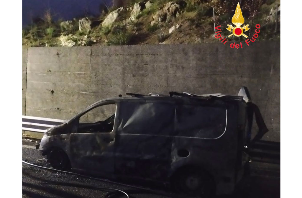 Veicolo in fiamme sulla statale 280 verso Lamezia, disagi al traffico