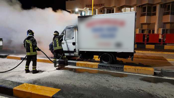 Furgone a fuoco Villa San Giovanni in piazzale imbarchi per la Sicilia 