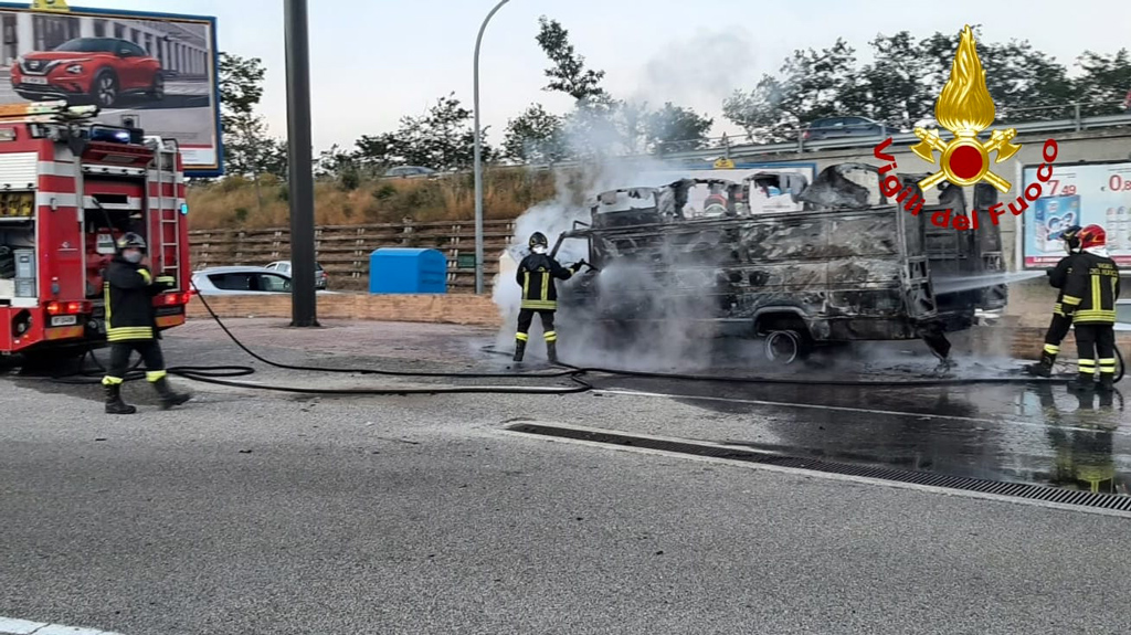 In fiamme furgone in parcheggio centro commerciale a Montepaone Lido