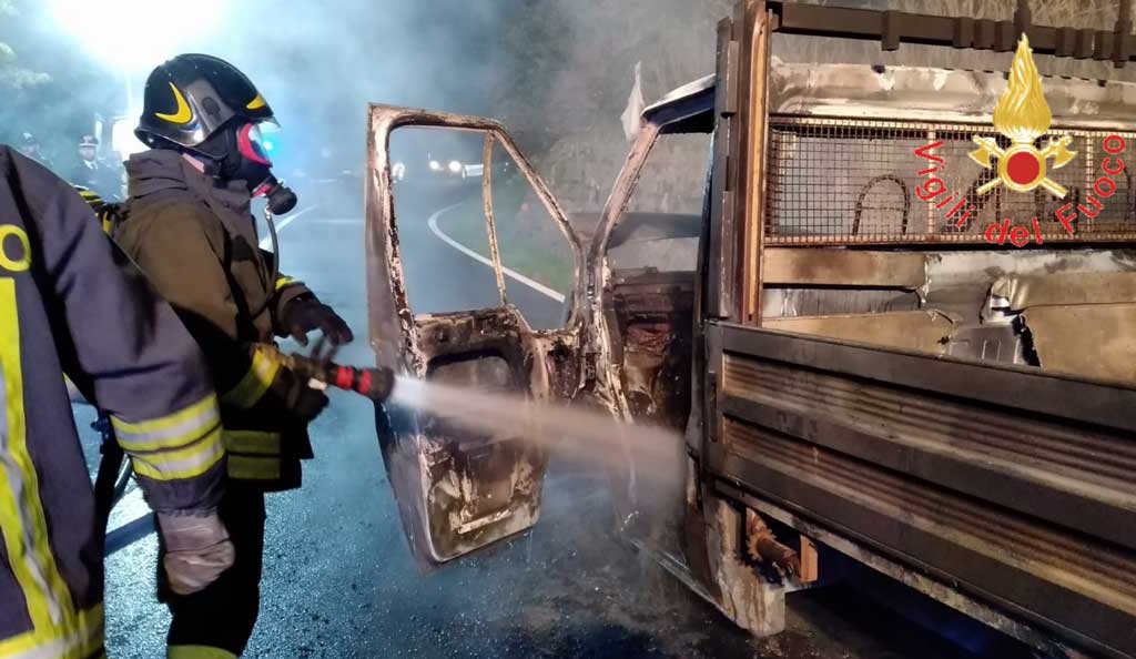 In fiamme furgone tra Serrastretta e Soveria Mannelli: illesi i passeggeri 