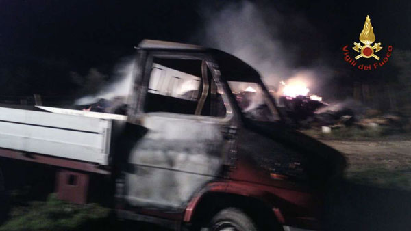 Lamezia: In fiamme due furgoni in azienda agricola nell’area industriale
