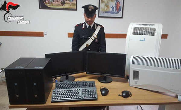 Furto in biblioteca a Isola Capo Rizzuto, arrestato 23enne